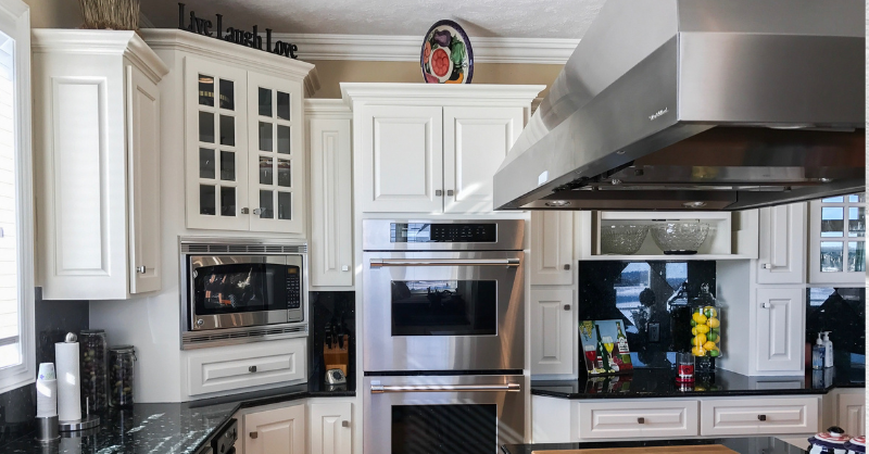 6 Ideas to Decorate Above Upper Kitchen Cabinets